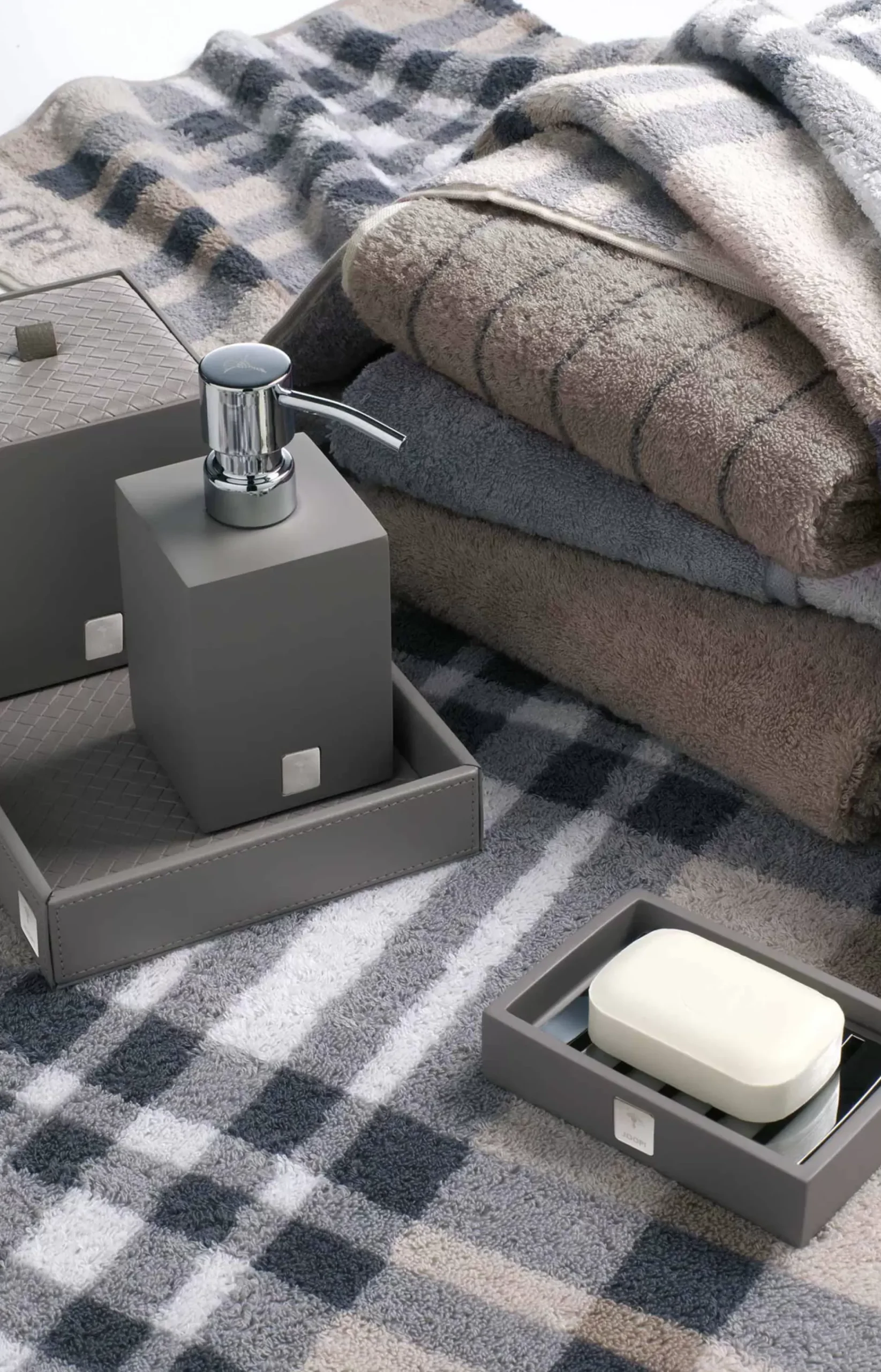 Bathline soap dispenser, grey-rosé