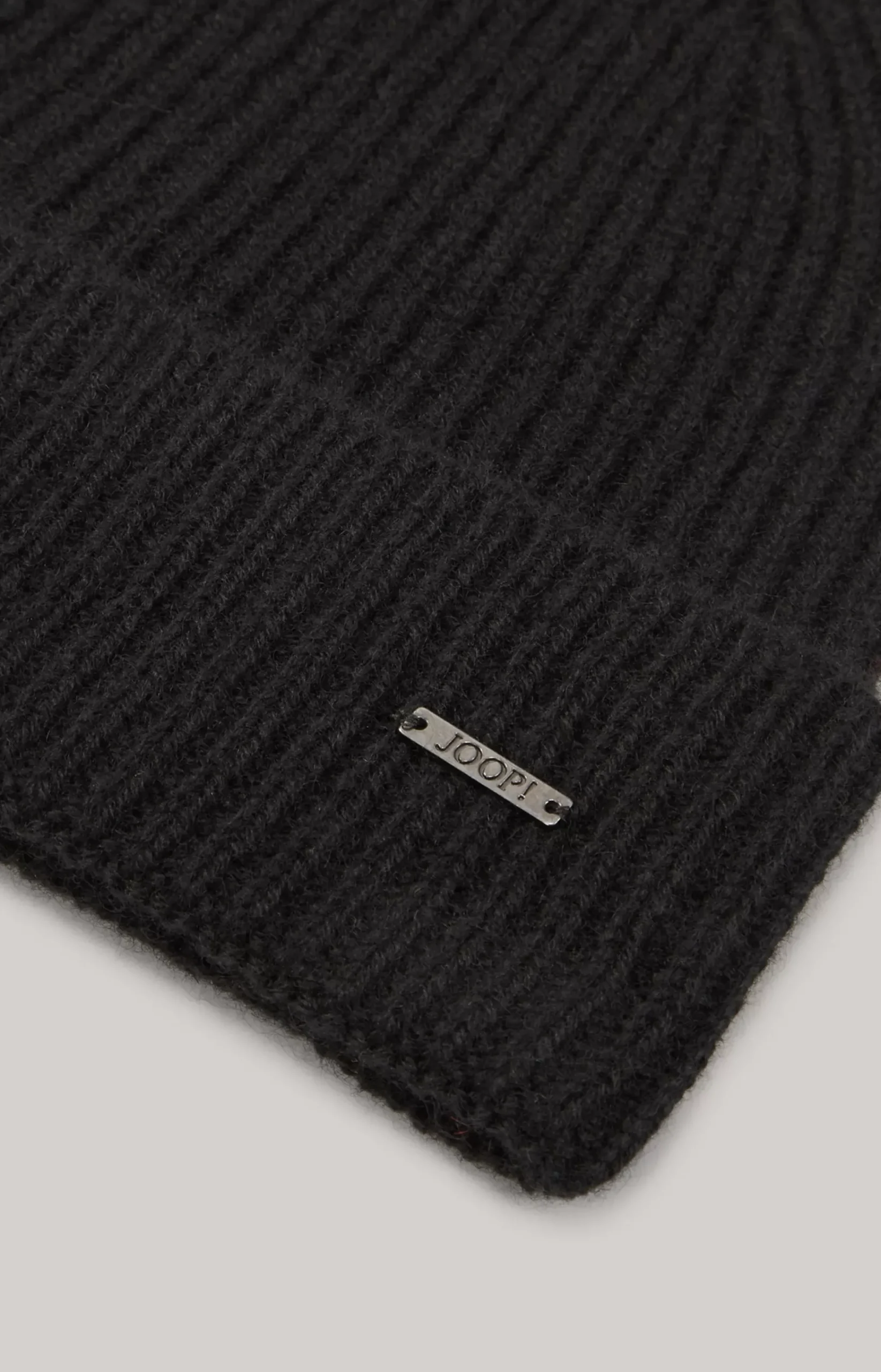 Fenol Knitted Hat in Black