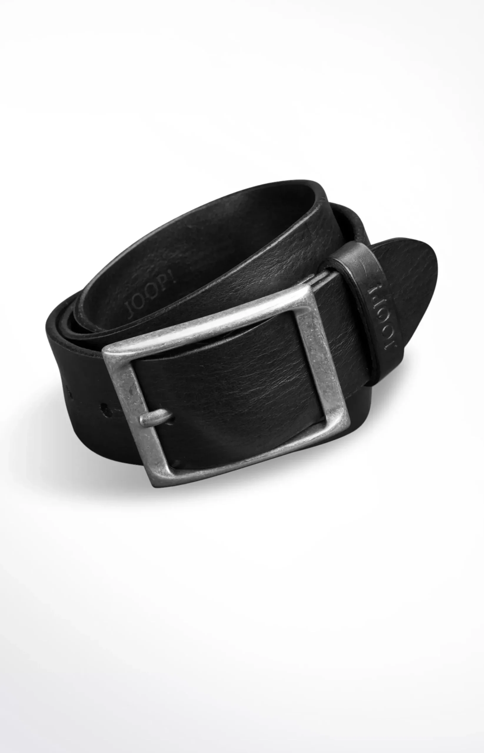 Finely Textured Cowhide Belt in Black