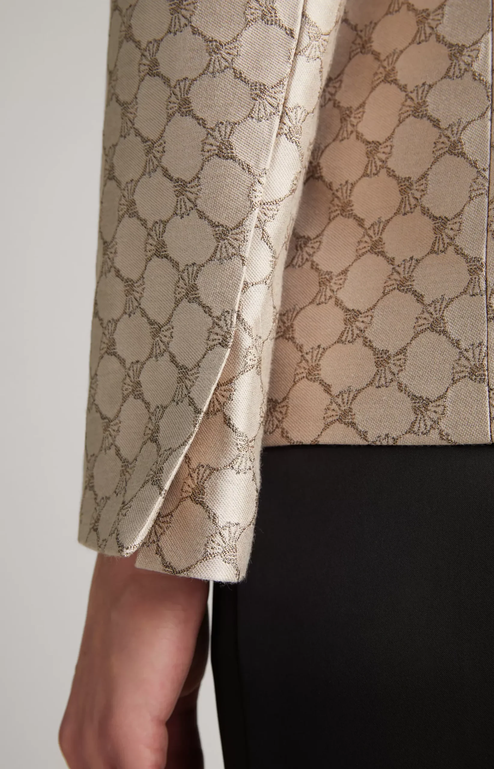 Jacquard Blazer in Beige Pattern