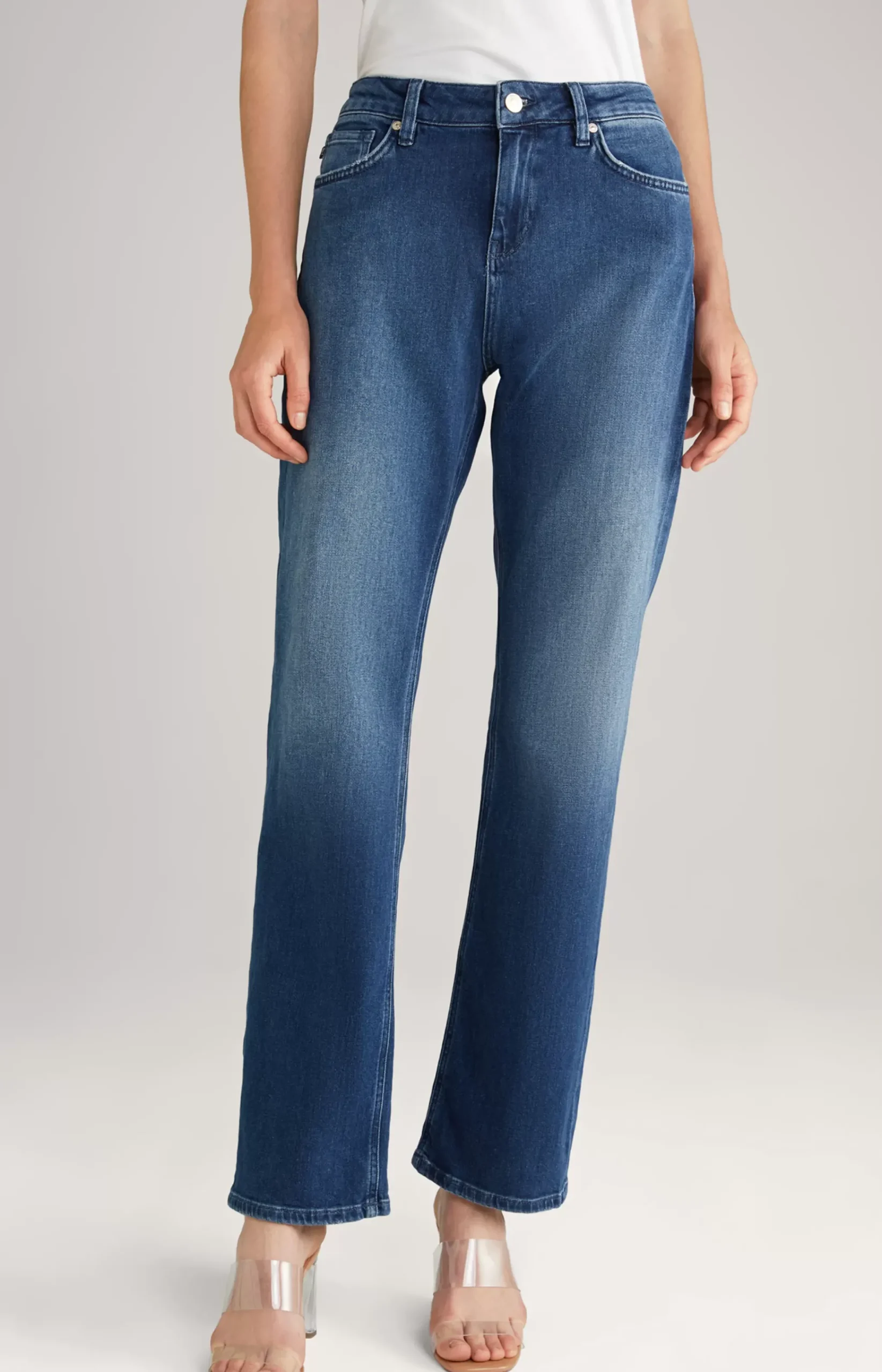 Jeans in a Dark Denim Blue Washed Look