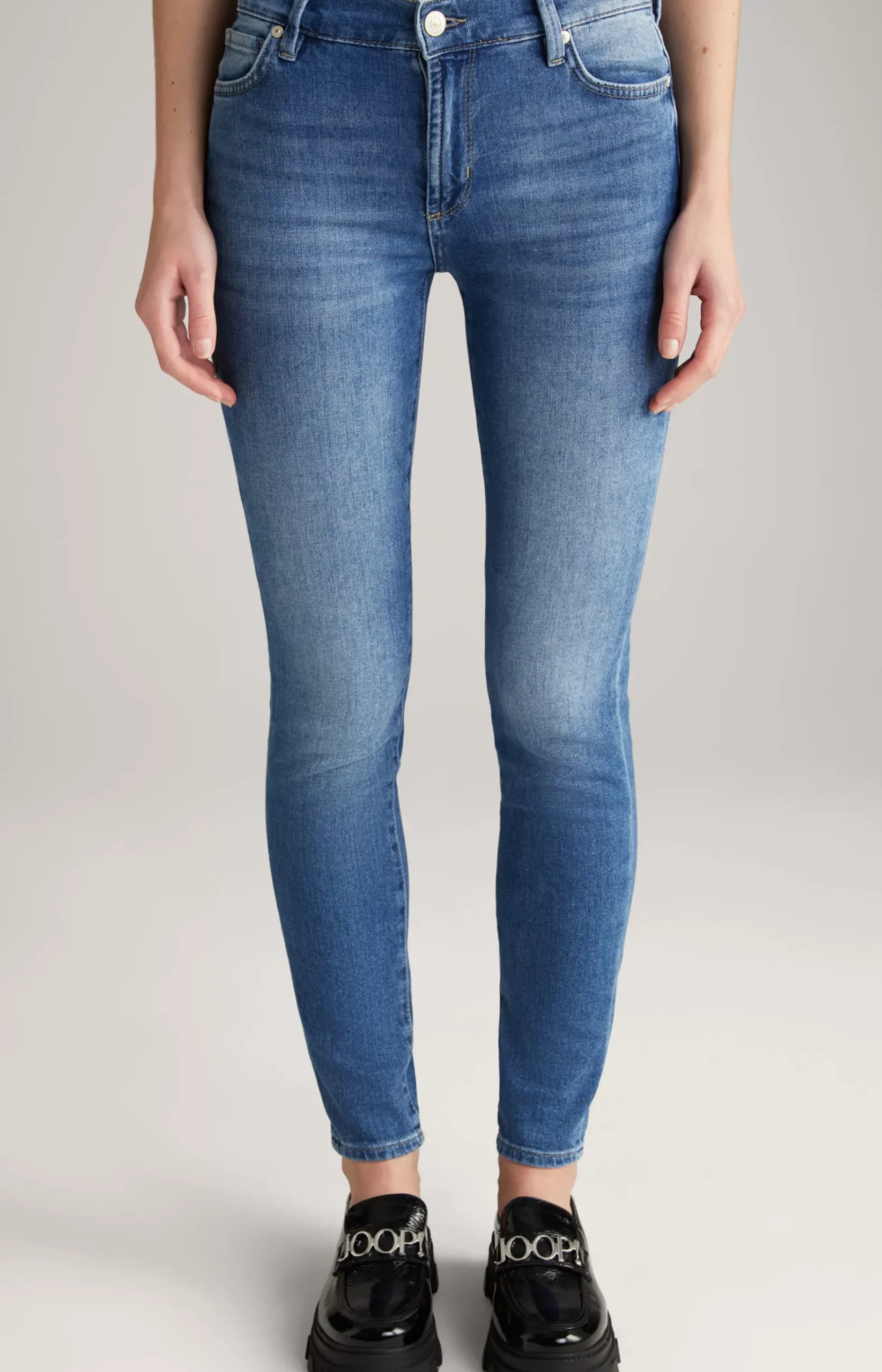 Jeans in a Medium Blue Washed Look