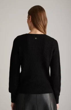 Knitted Pullover in Black