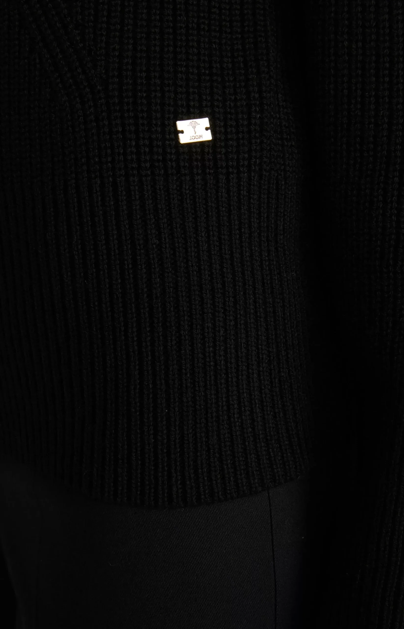 Knitted Pullover in Black