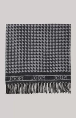 Scarf in a Black/Grey Pattern