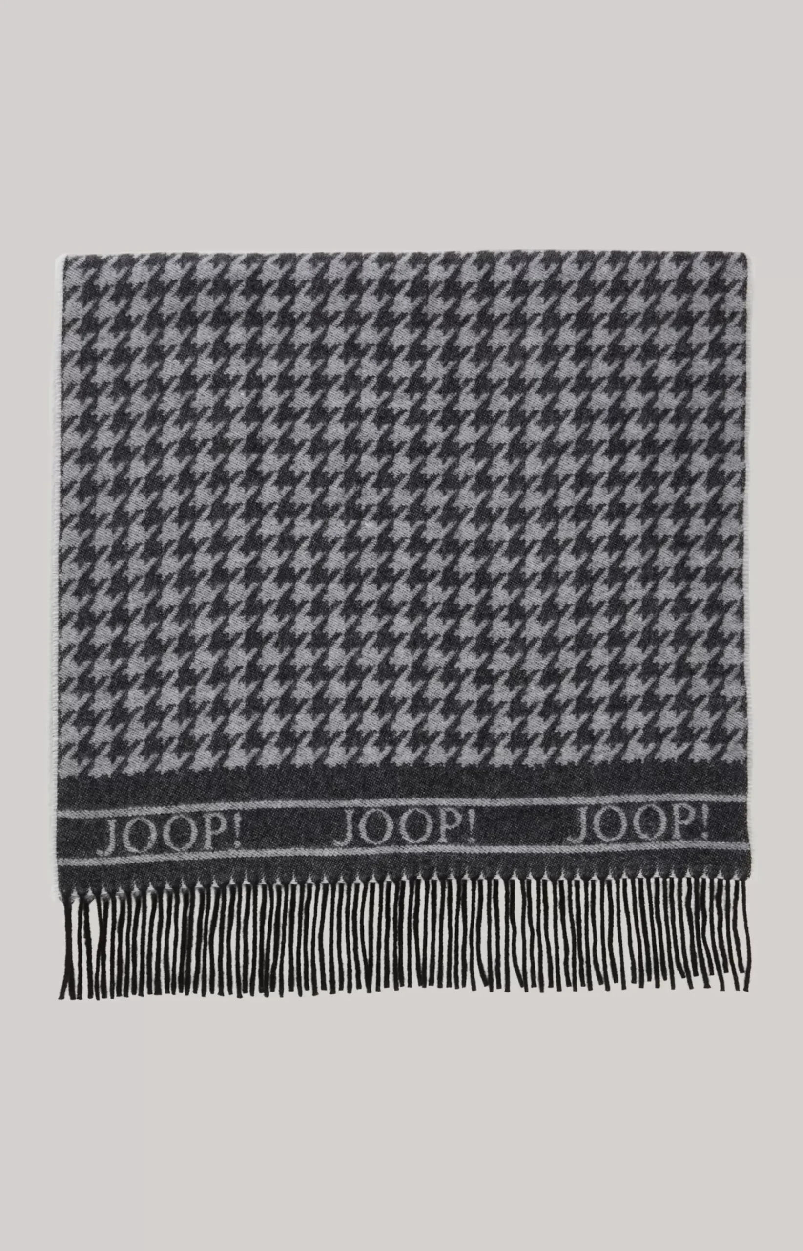 Scarf in a Black/Grey Pattern