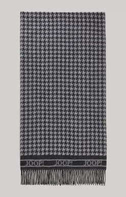 Scarf in a Black/Grey Pattern