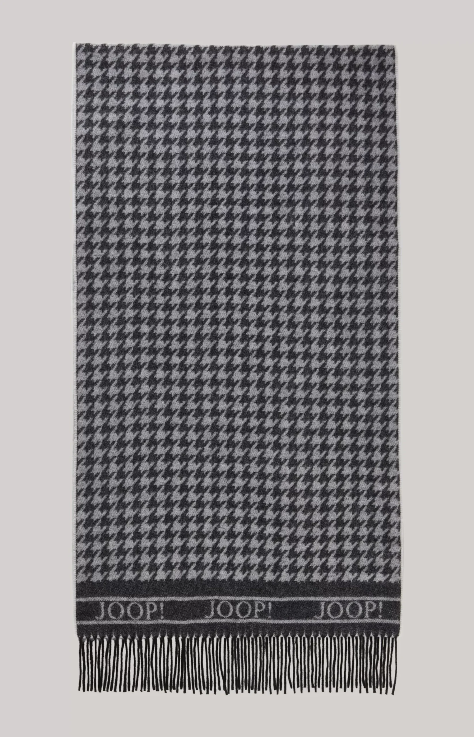 Scarf in a Black/Grey Pattern