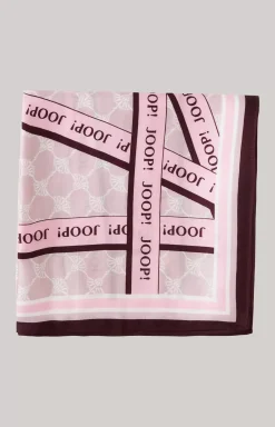 Scarf in a pink pattern