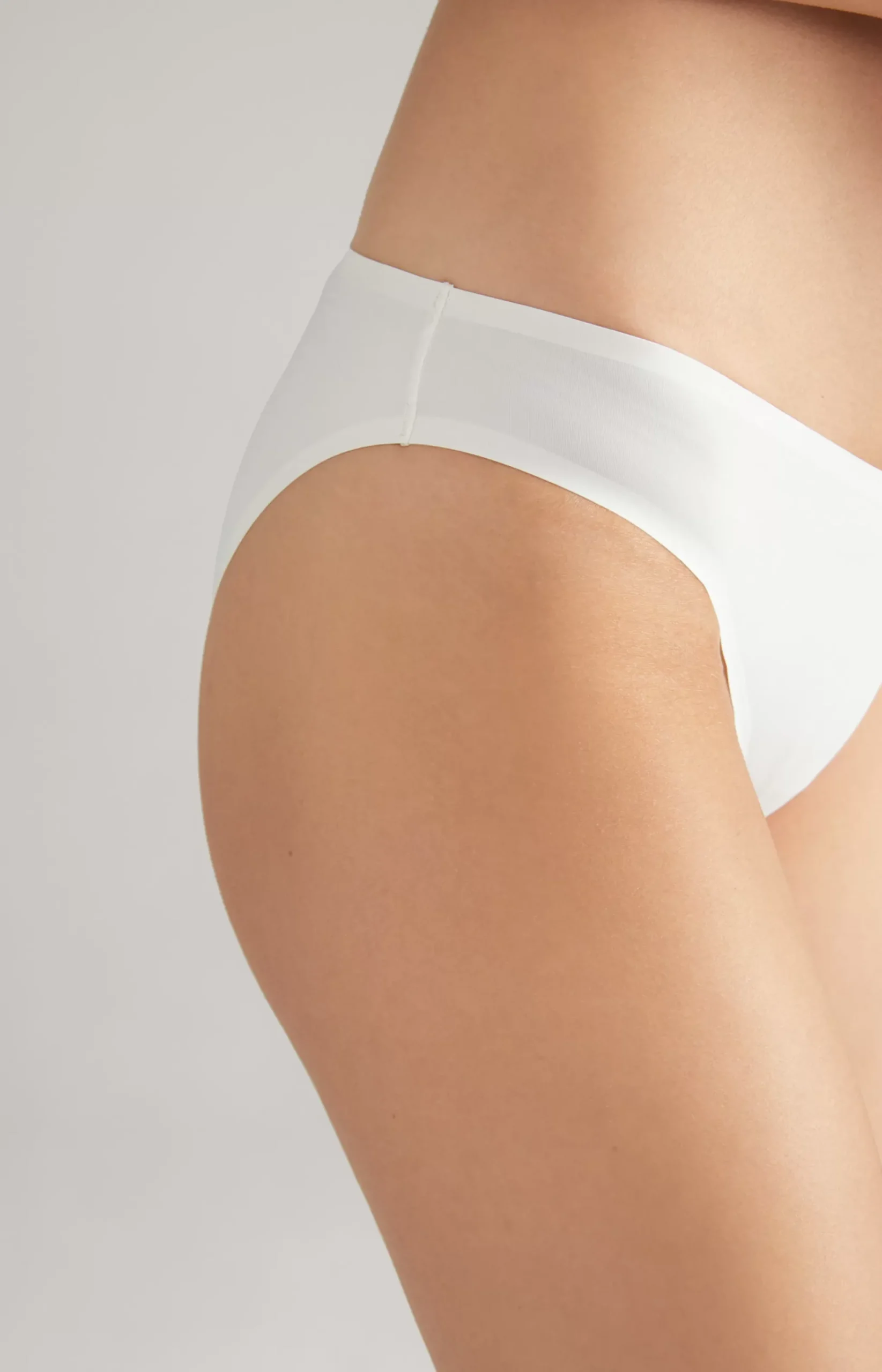 Seamless bikini briefs in Ecru