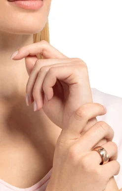 Statement ring in rose gold