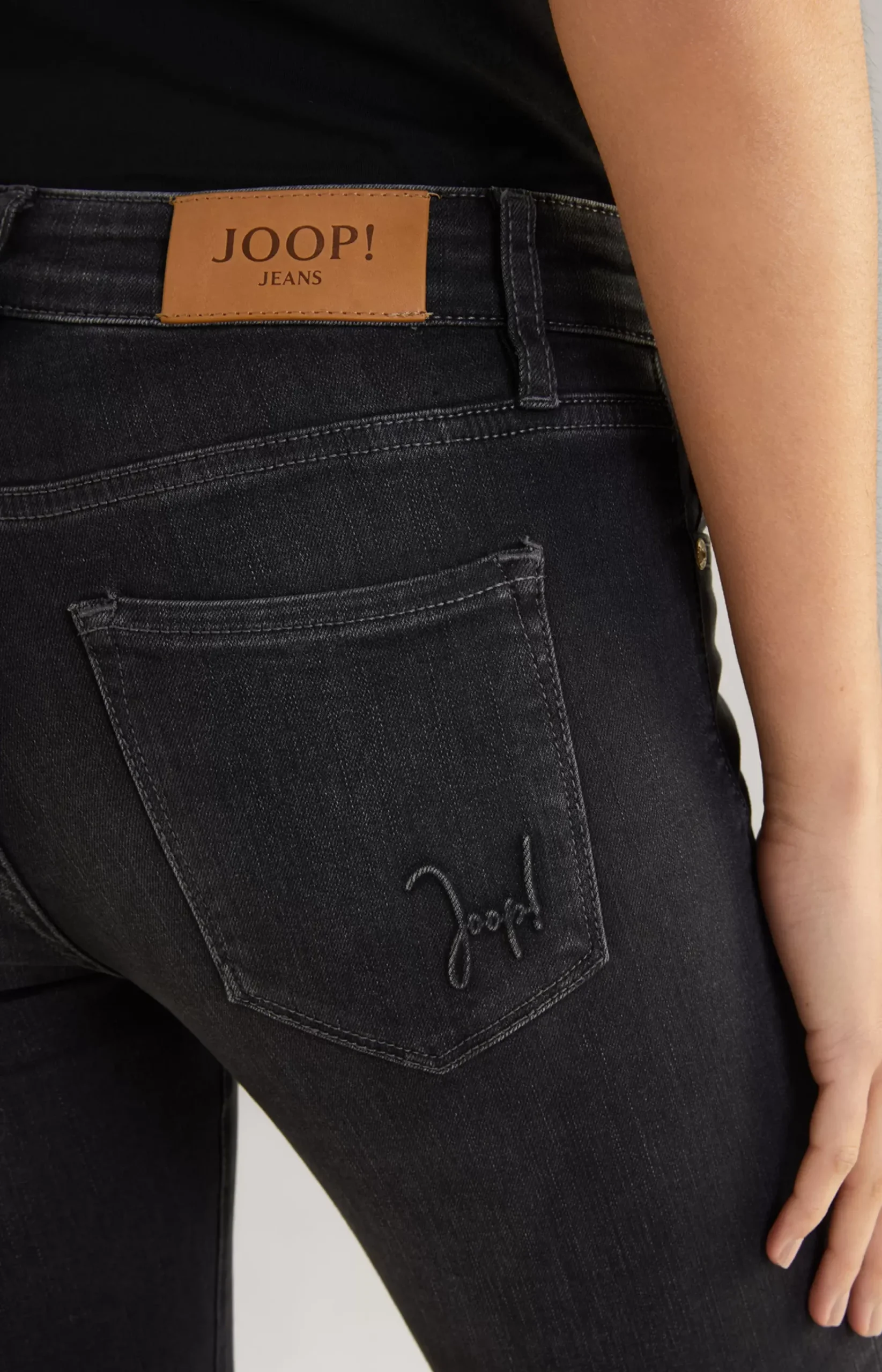Sue Jeans in Dark Grey