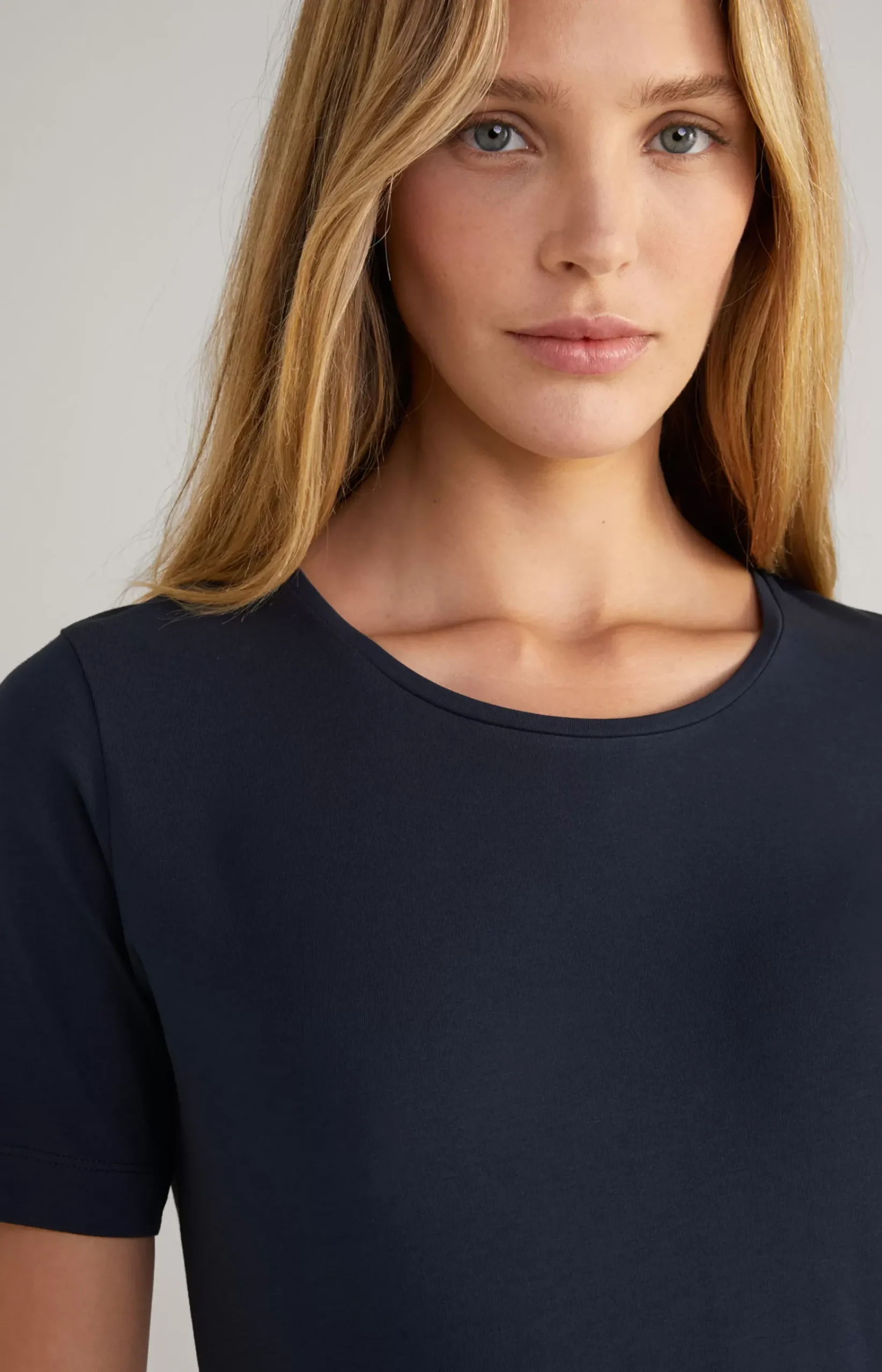 Tess Basic T-Shirt in Black