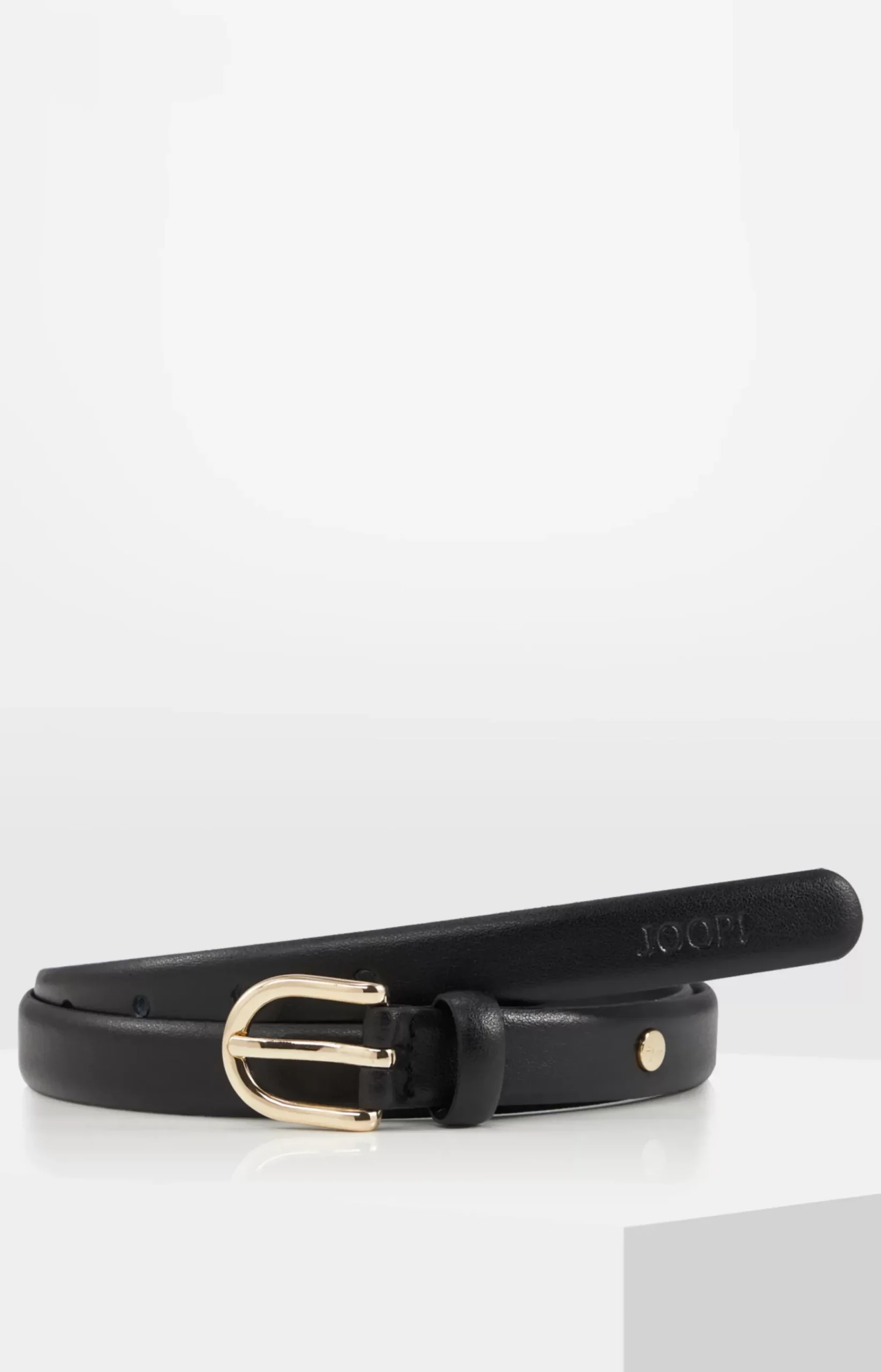 Thin leather belt in black