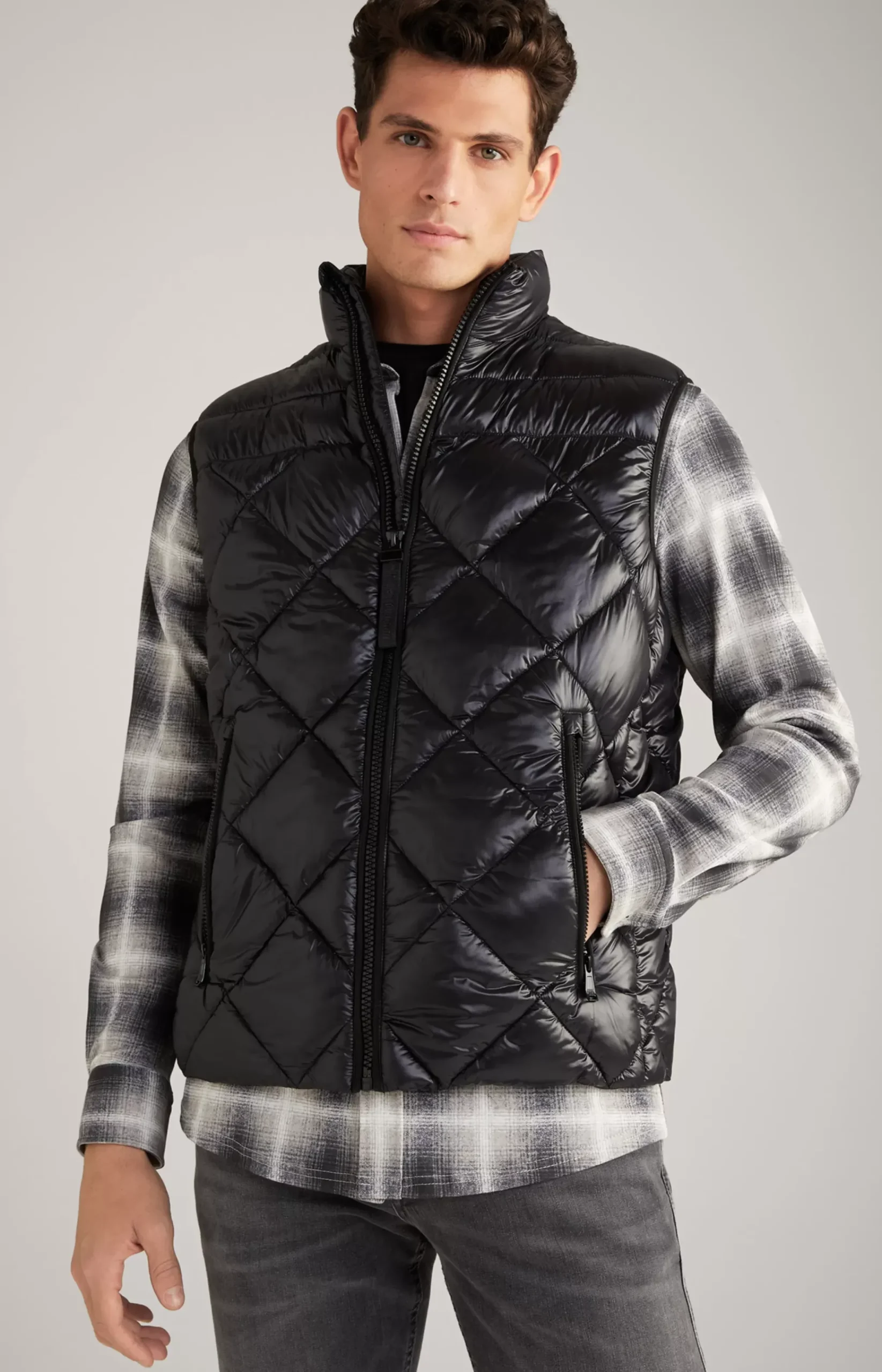 Vanor Nylon Quilted Vest in Black