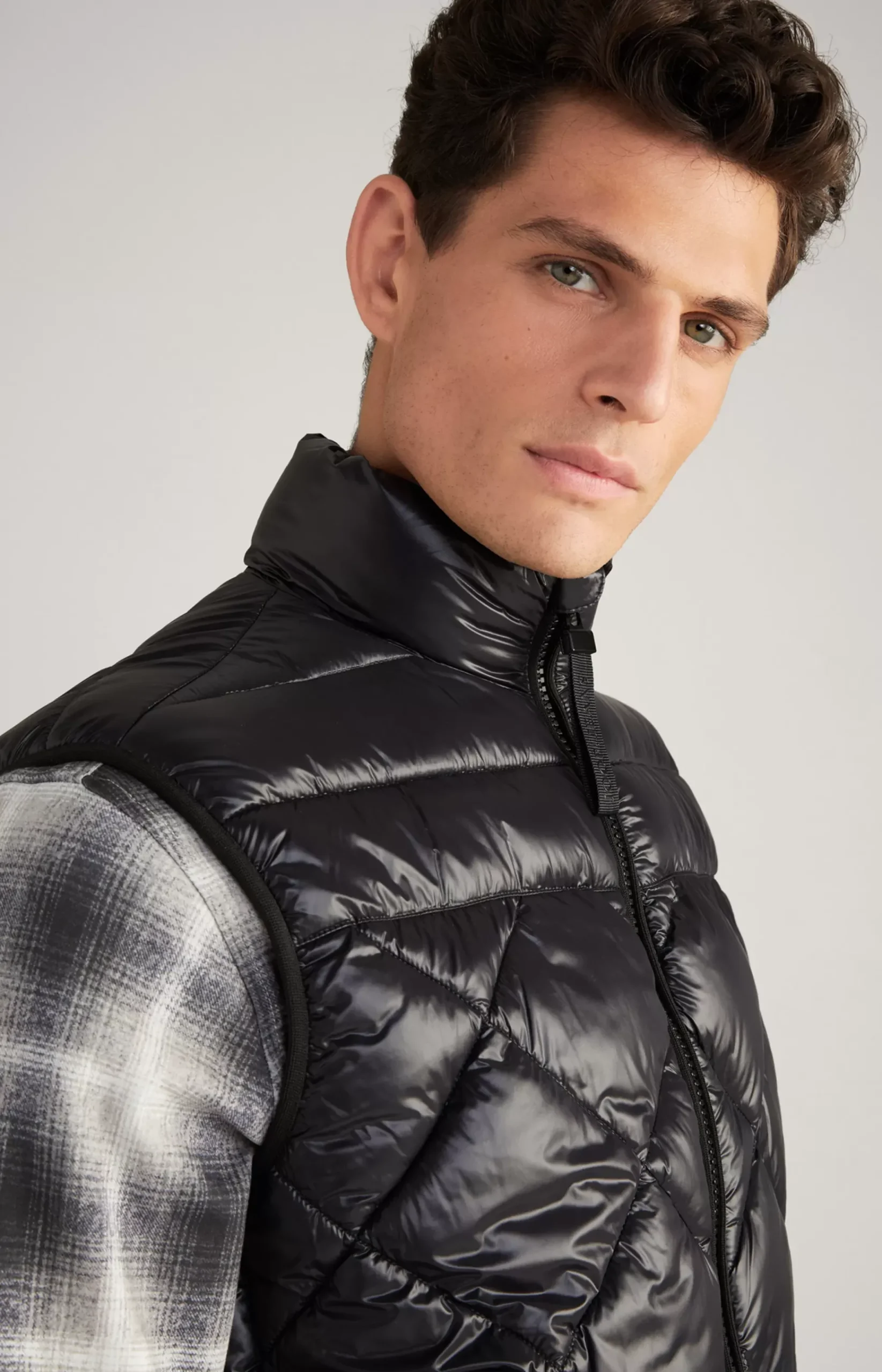 Vanor Nylon Quilted Vest in Black