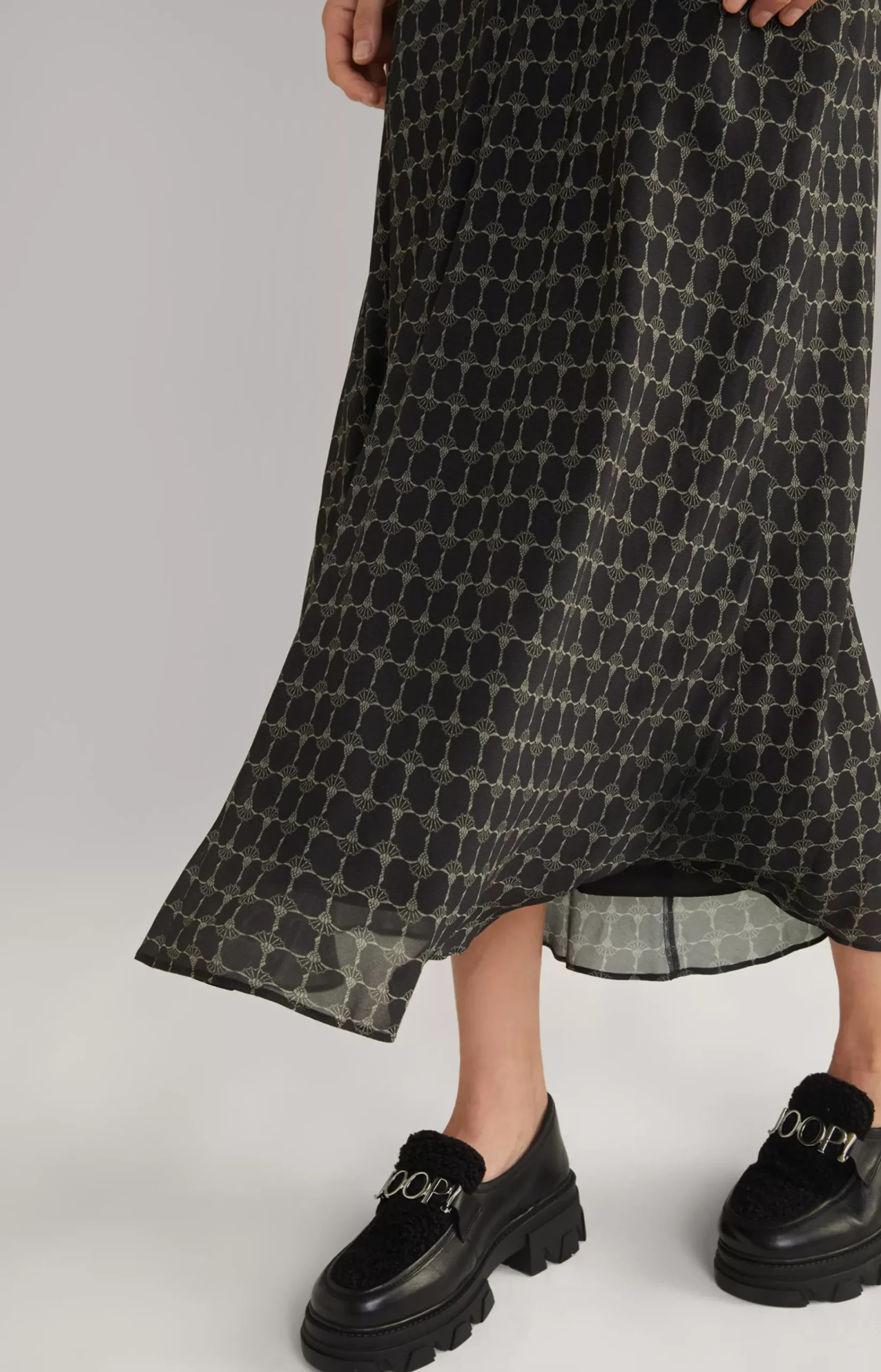 Viscose Skirt in a Black/Beige Pattern
